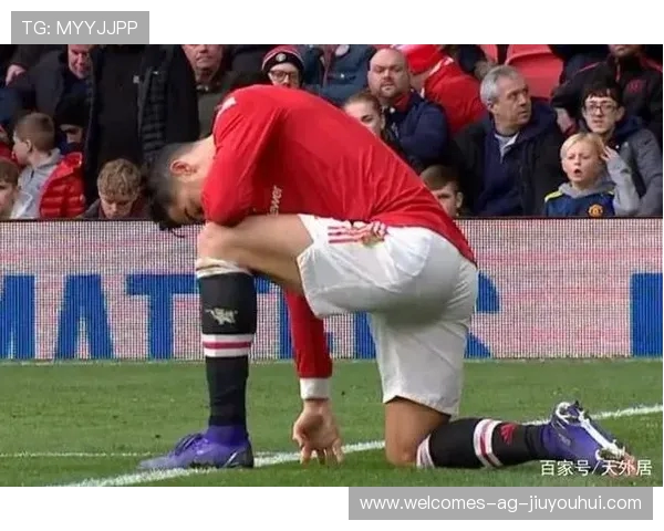 球员一次猛烈撞击以膝盖将草坪撞烂引发比赛暂停争议现场震惊画面 球员一次猛烈撞击以膝盖将草坪撞烂引发比赛暂停争议现场震惊画面